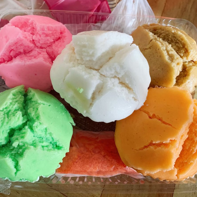 Steamed rice cakes in various colors